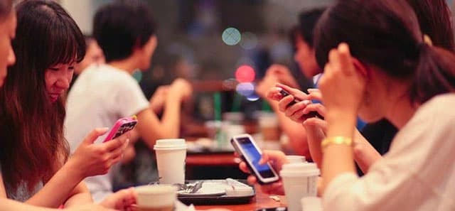 Chuyện cuối tuần: Vô cảm vì... công nghệ