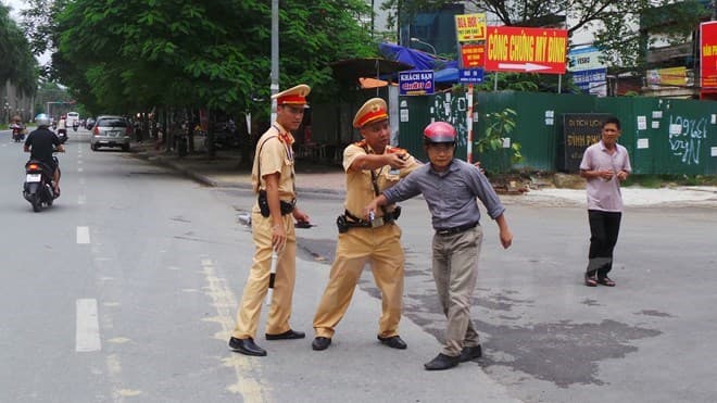 Điều tra, xử lý nghiêm nhóm đối tượng hành hung cảnh sát giao thông