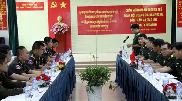 Đoàn sĩ quan trẻ Quân đội Hoàng gia Cam-pu-chia giao lưu tại Công ty TECAPRO
