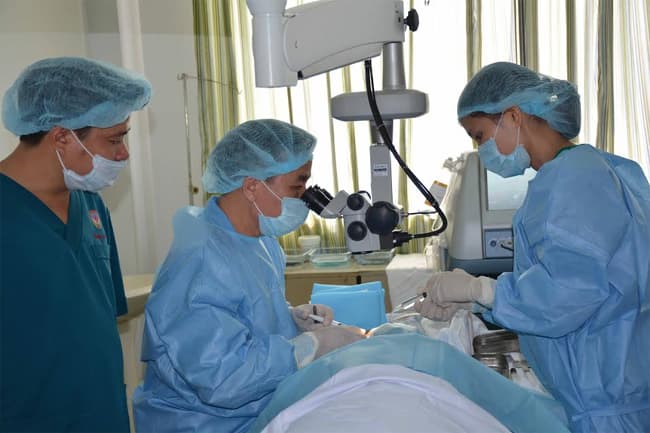 Khám, phẫu thuật mắt miễn phí cho đồng bào Cam-pu-chia