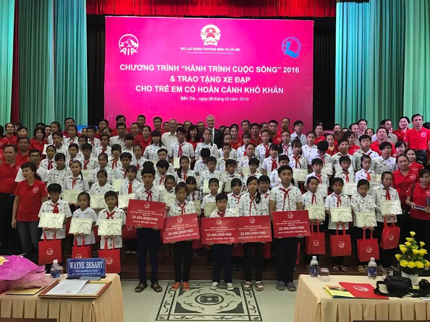 Trao tặng 60 xe đạp cho trẻ em nghèo Bến Tre