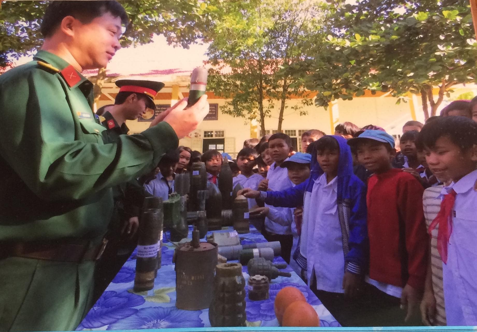 Xung kích vào việc khó