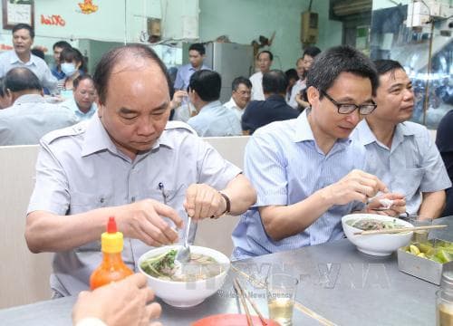 Thủ tướng Nguyễn Xuân Phúc làm “thực khách” quán ăn đường phố tại Thành phố Hồ Chí Minh