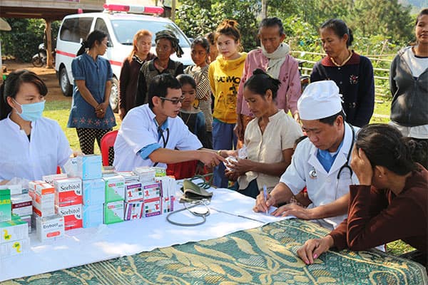 Bác sĩ Thu ở Pắc Soòng, nước bạn Lào