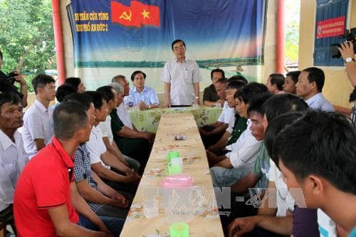 Khen thưởng các ngư dân dũng cảm cứu người trong vụ chìm tàu ở khu vực đảo Cồn Cỏ