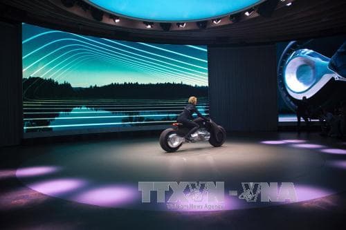 Hãng BMW “trình làng” xe môtô tự cân bằng động