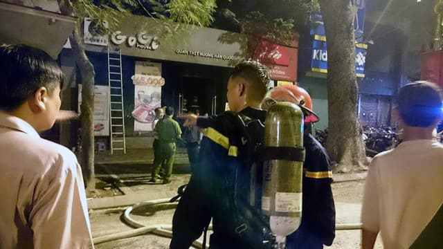 Dập tắt vụ cháy nhà hàng trên phố Hai Bà Trưng, Hà Nội