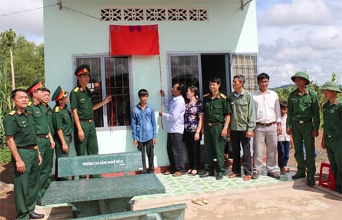Đắk Lắk: Trao nhà "Nghĩa tình quân - dân" tặng đối tượng khó khăn tại huyện Buôn Đôn
