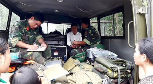 Sư đoàn 324 khám bệnh, cấp thuốc miễn phí cho nhân dân vũng lũ