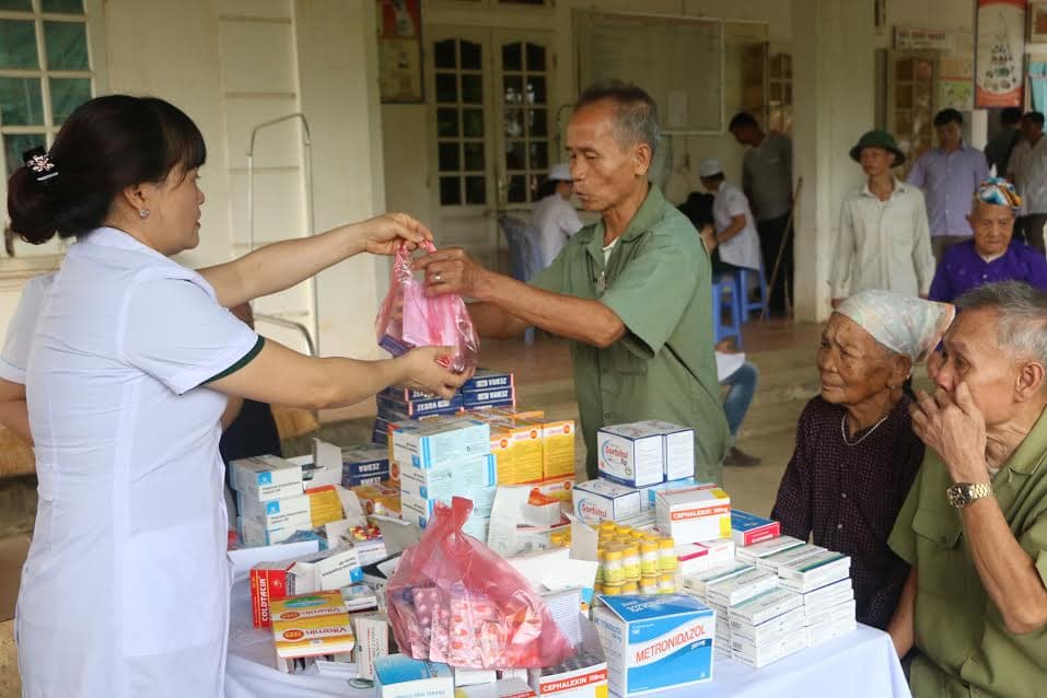 Trường Trung cấp Quân y 1 khám bệnh, phát thuốc miễn phí tặng các đối tượng chính sách