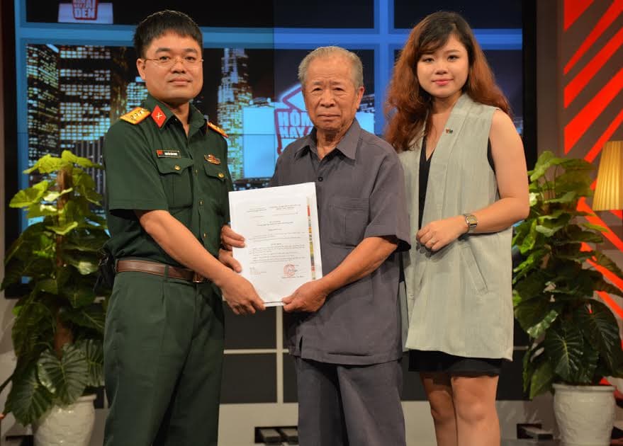 Tặng CCB Bùi Minh Tâm 2 năm ấn phẩm Báo Quân đội nhân dân hằng ngày