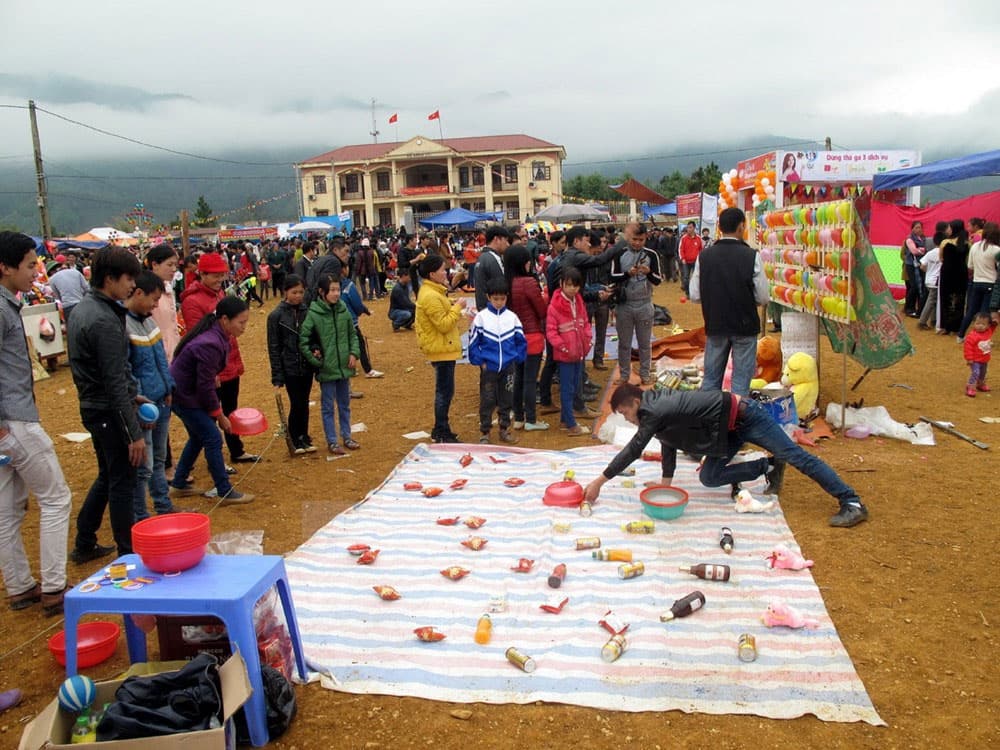 Nhặt "sạn" trong lễ hội dân gian