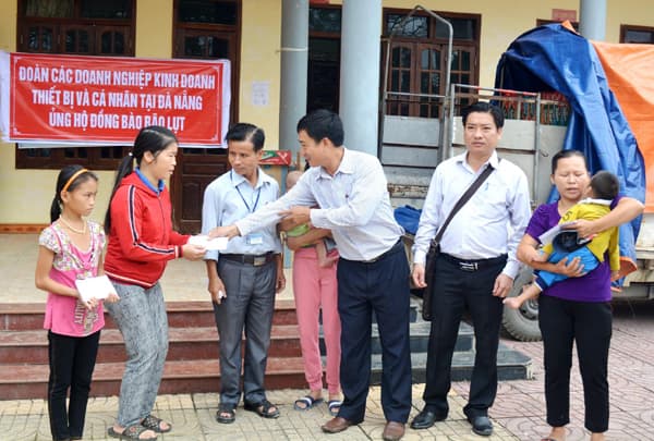 Những món quà giúp người dân vùng lũ