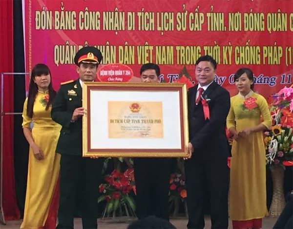 Đón nhận Bằng xếp hạng Bia di tích lịch sử nơi đóng quân của Cục Quân y thời kỳ kháng chiến chống Pháp