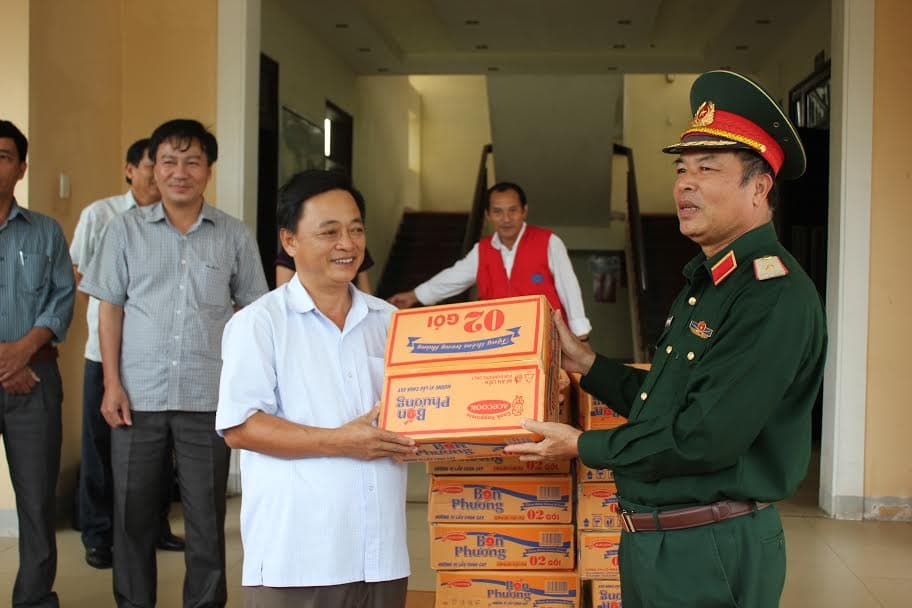 Quân khu 4 trao 4 tấn lương thực hỗ trợ đồng bào vùng lũ Quảng Trị
