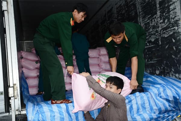 Khẩn trương giúp dân