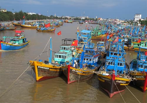 Bình Thuận: Kiểm đếm, kêu gọi hơn 6.200 tàu, thuyền vào bờ tránh, trú an toàn