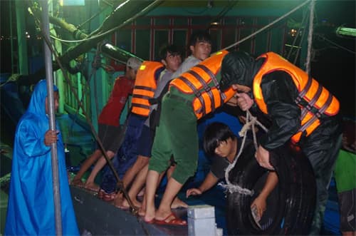 Bộ đội Biên phòng Bình Định giúp đỡ tàu cá gặp nạn trên biển