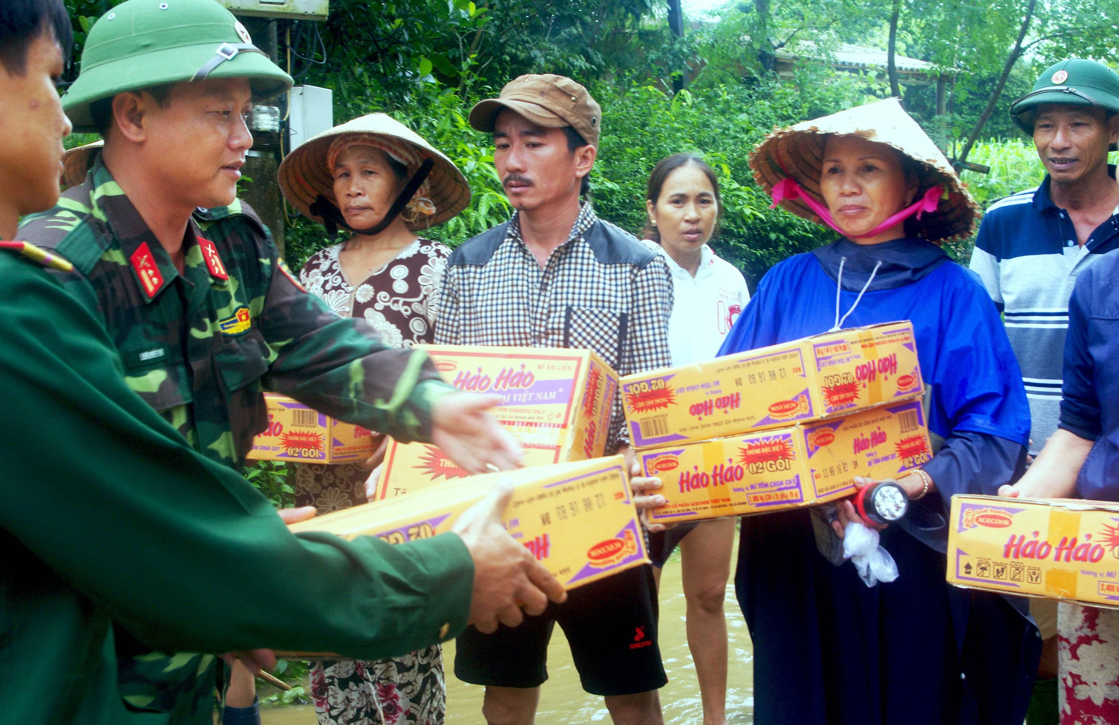 Trong đau thương càng nồng ấm tình người