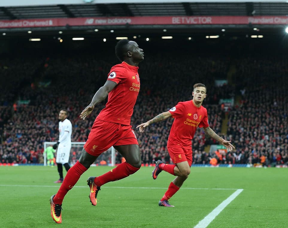 Liverpool vươn lên ngôi đầu, MU tìm lại cảm giác chiến thắng