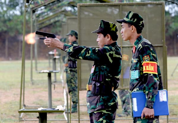 “Chiến sĩ” quân hàm xanh đua tài bắn súng