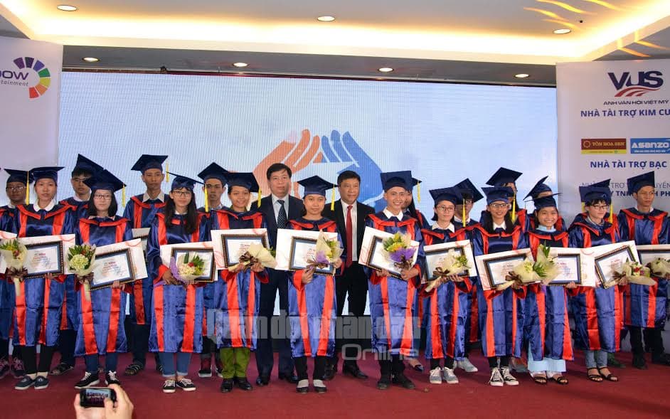 Trao học bổng “Nâng bước thủ khoa” cho 51 tân sinh viên