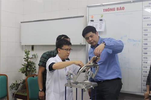 Điều trị bệnh Pakinson bằng kỹ thuật đặt điện cực kích thích não