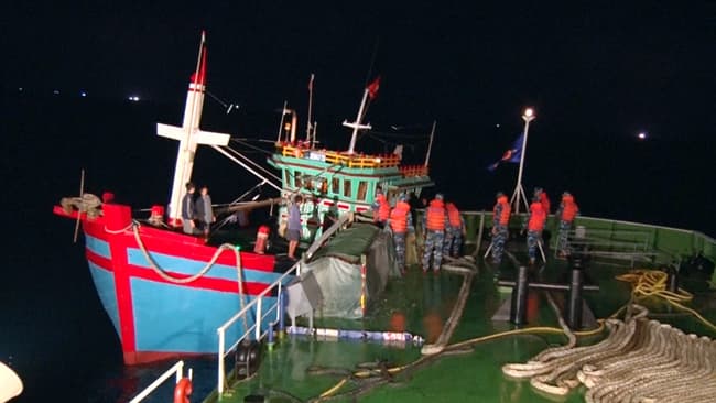 Vùng Cảnh sát biển 1 cứu nạn tàu cá trên biển