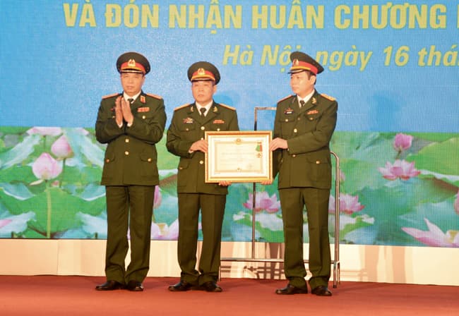 Cục Hậu cần Binh chủng Thông tin liên lạc đón nhận Huân chương Bảo vệ Tổ quốc hạng nhì