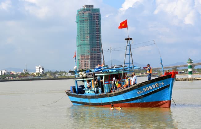 Huấn luyện cứu hộ, cứu nạn cho lực lượng dân quân biển và ngư dân