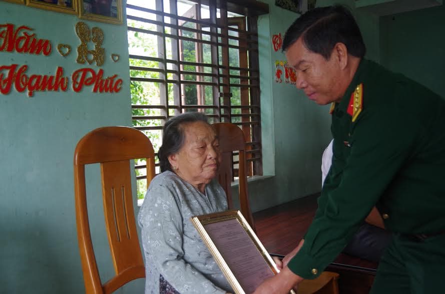 Trao quyết định phụng dưỡng Bà mẹ Việt Nam Anh hùng