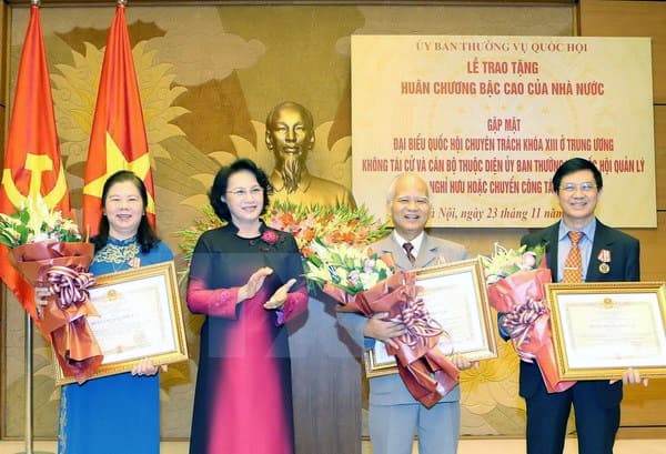 Tổ chức Lễ trao huân chương tặng đại biểu Quốc hội khóa XIII