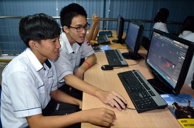Đông đảo học sinh trải nghiệm thực hành công nghệ 3D