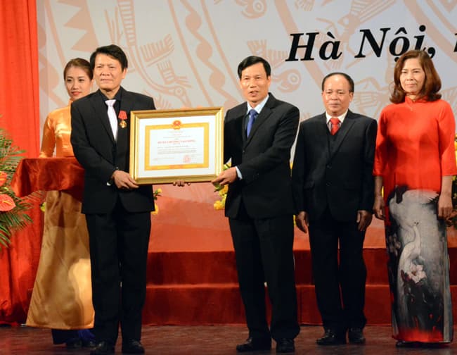 Nhà hát Ca múa nhạc Việt Nam đón nhận Huân chương Lao động hạng Nhất