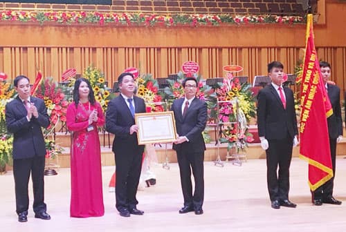 Học viện Âm nhạc quốc gia Việt Nam đón nhận Huân chương Lao động hạng Nhì