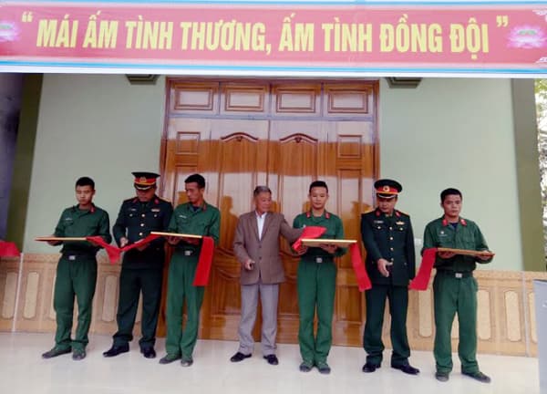 Trung đoàn 335, Sư đoàn 324 (Quân khu 4) bàn giao "Nhà đồng đội"