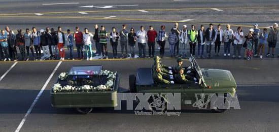 Người dân Cu-ba tiễn biệt lãnh tụ Phi-đen Ca-xtơ-rô về nơi an nghỉ cuối cùng