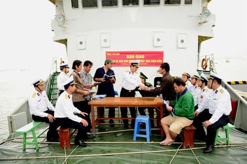 Vượt sóng dữ cứu ngư dân