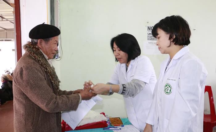 Bệnh viện Bạch Mai và VietinBank khám bệnh, tặng quà hộ nghèo ở Hà Tĩnh