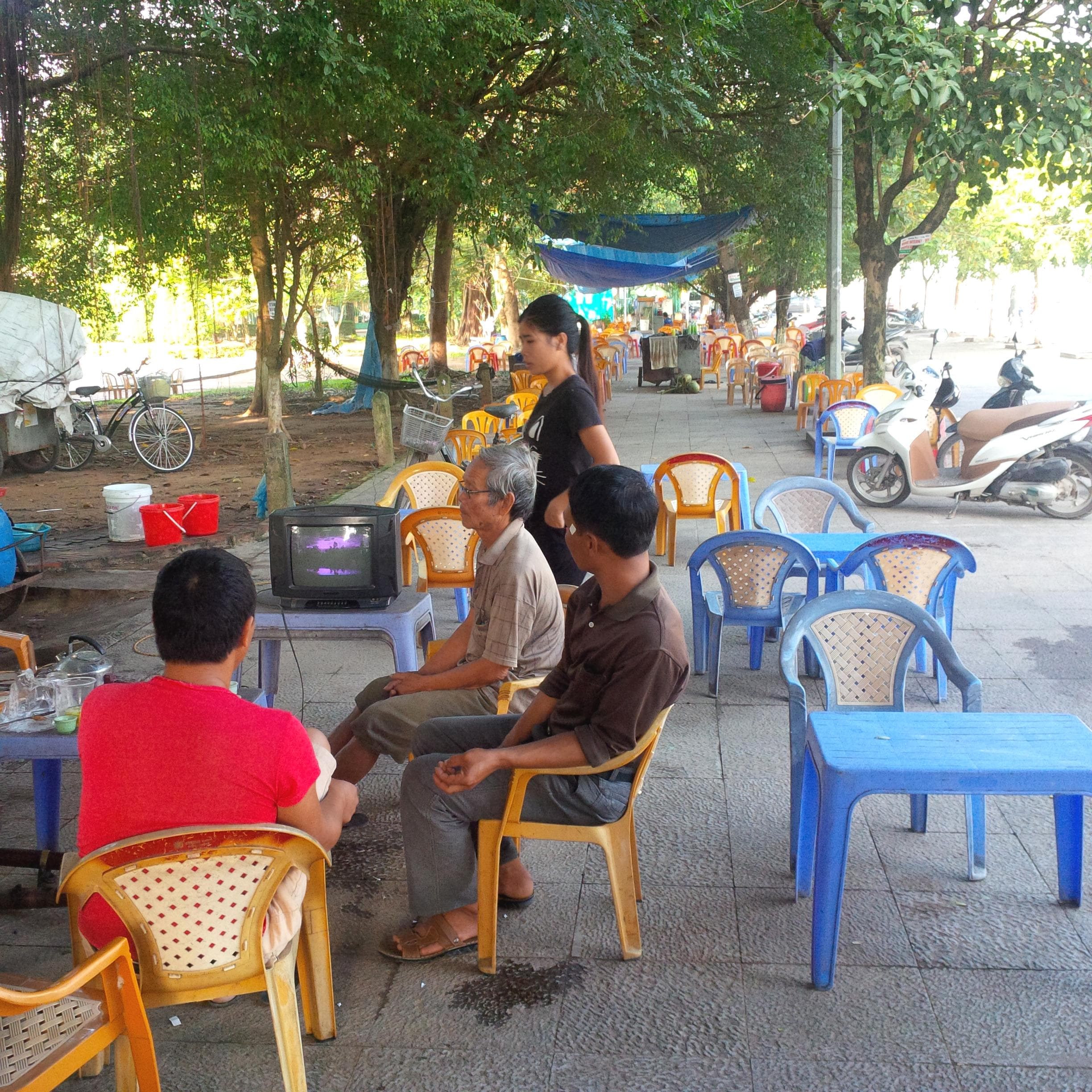 Hàng quán bủa vây công viên