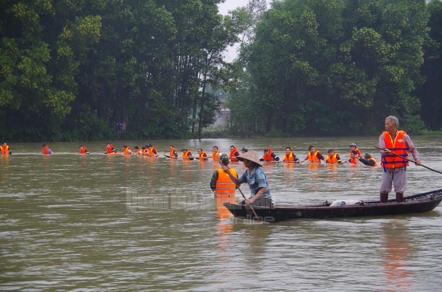 Bộ đội và dân quân Nghĩa Hành tìm người mất tích trong lũ