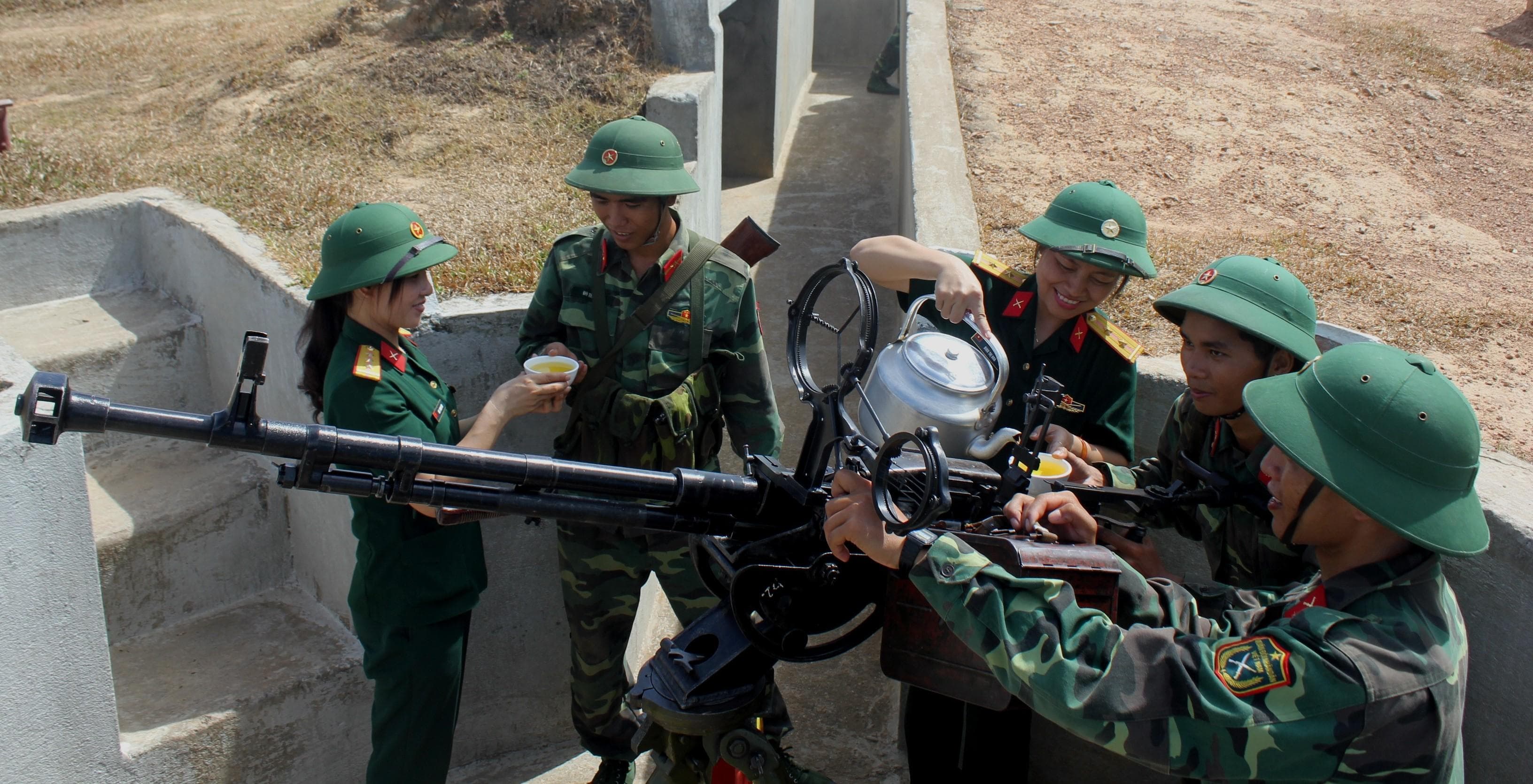 Như những người mẹ, người chị...