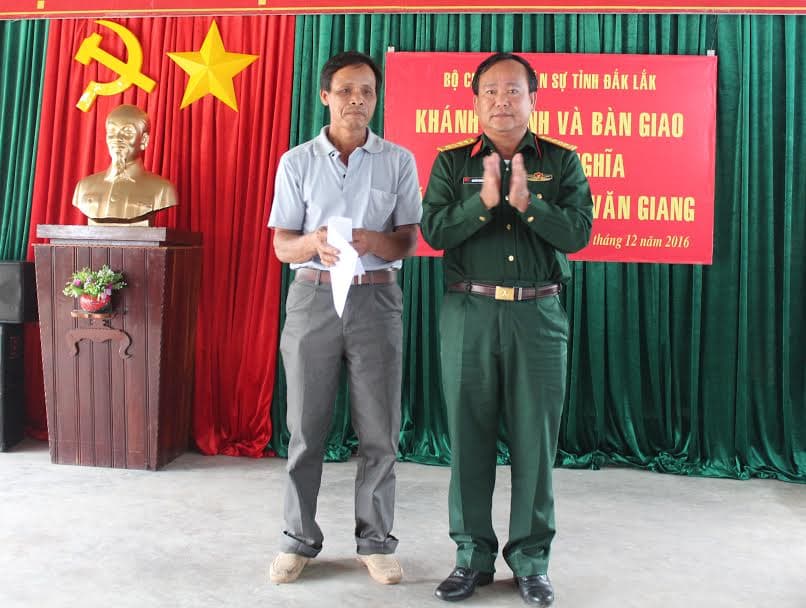 Bộ Chỉ huy Quân sự tỉnh Đắk Lắk trao nhà tình nghĩa