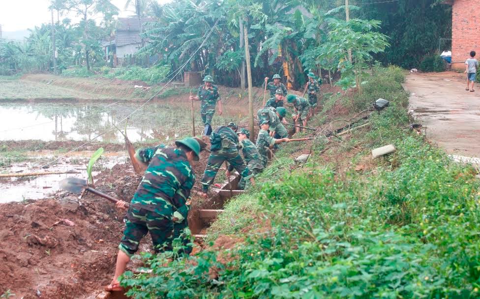Lữ đoàn Pháo binh 572 giúp dân khắc phục hậu quả sau lũ