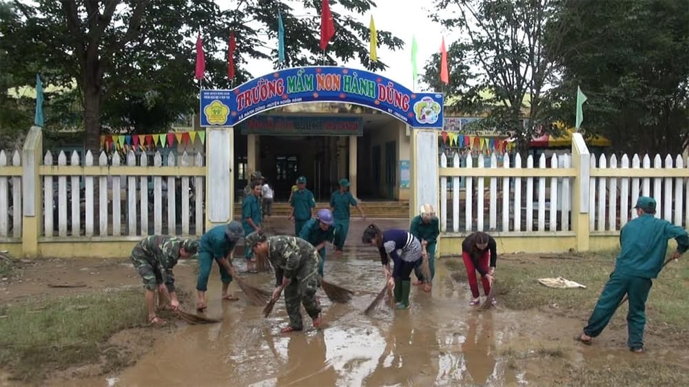 Bộ CHQS tỉnh Quảng Ngãi giúp nhân dân khắc phục hậu quả mưa lũ