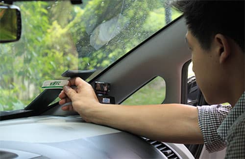 Gia Lai dán thẻ E-Tag cho xe ô tô