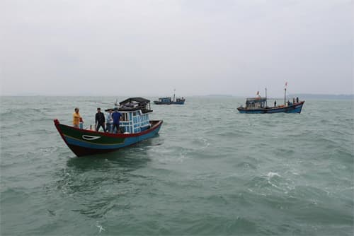 Quảng Ngãi khẩn trương tìm kiếm ngư dân bị nạn trên biển