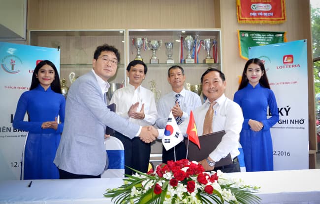 Lotteria tài trợ 50.000 USD cải tạo sân bóng đá Phú Nhuận