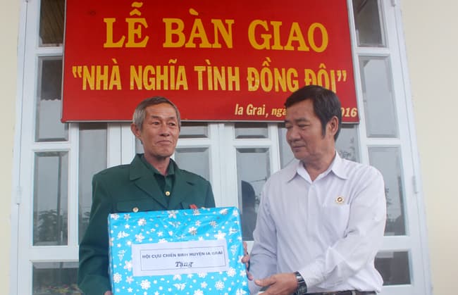 Cựu chiến binh Gia Lai trao tặng nhà “Nghĩa tình đồng đội”