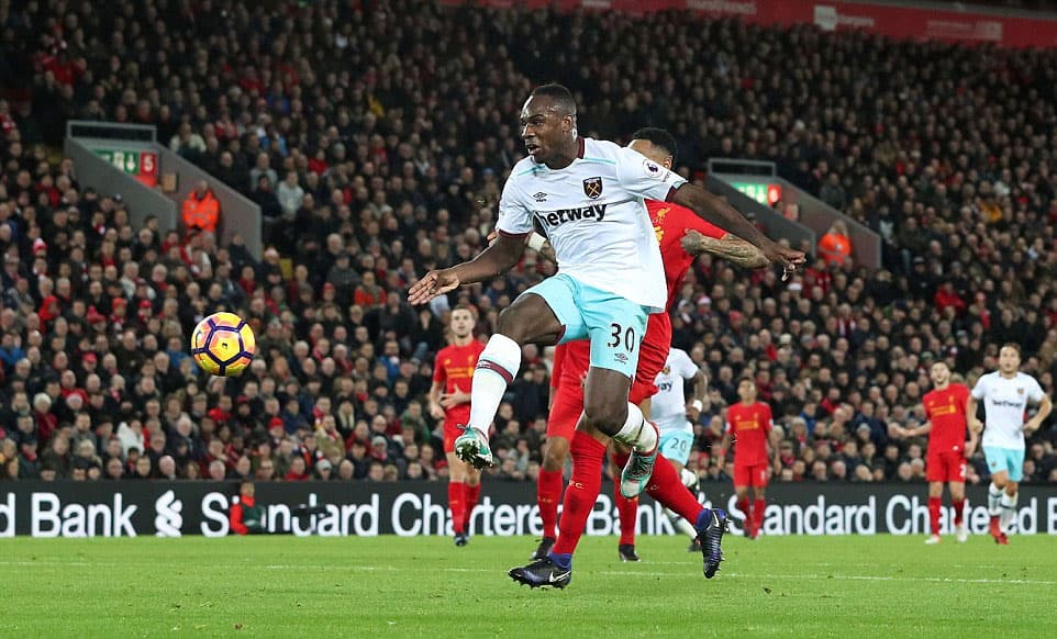Liverpool chia điểm với West Ham trên sân nhà